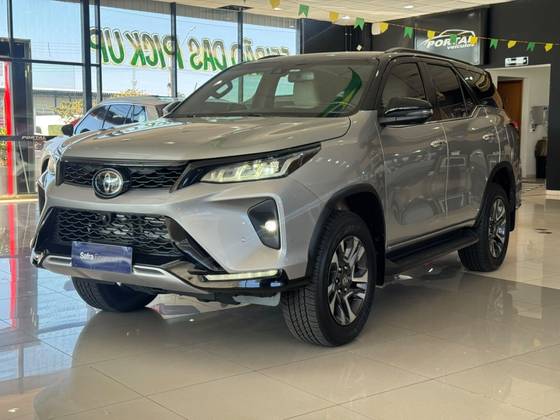TOYOTA HILUX SW4 2.8 D-4D TURBO DIESEL DIAMOND 7L 4X4 AUTOMÁTICO